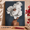 Mujer con flor blanca  -  Pintar Números®