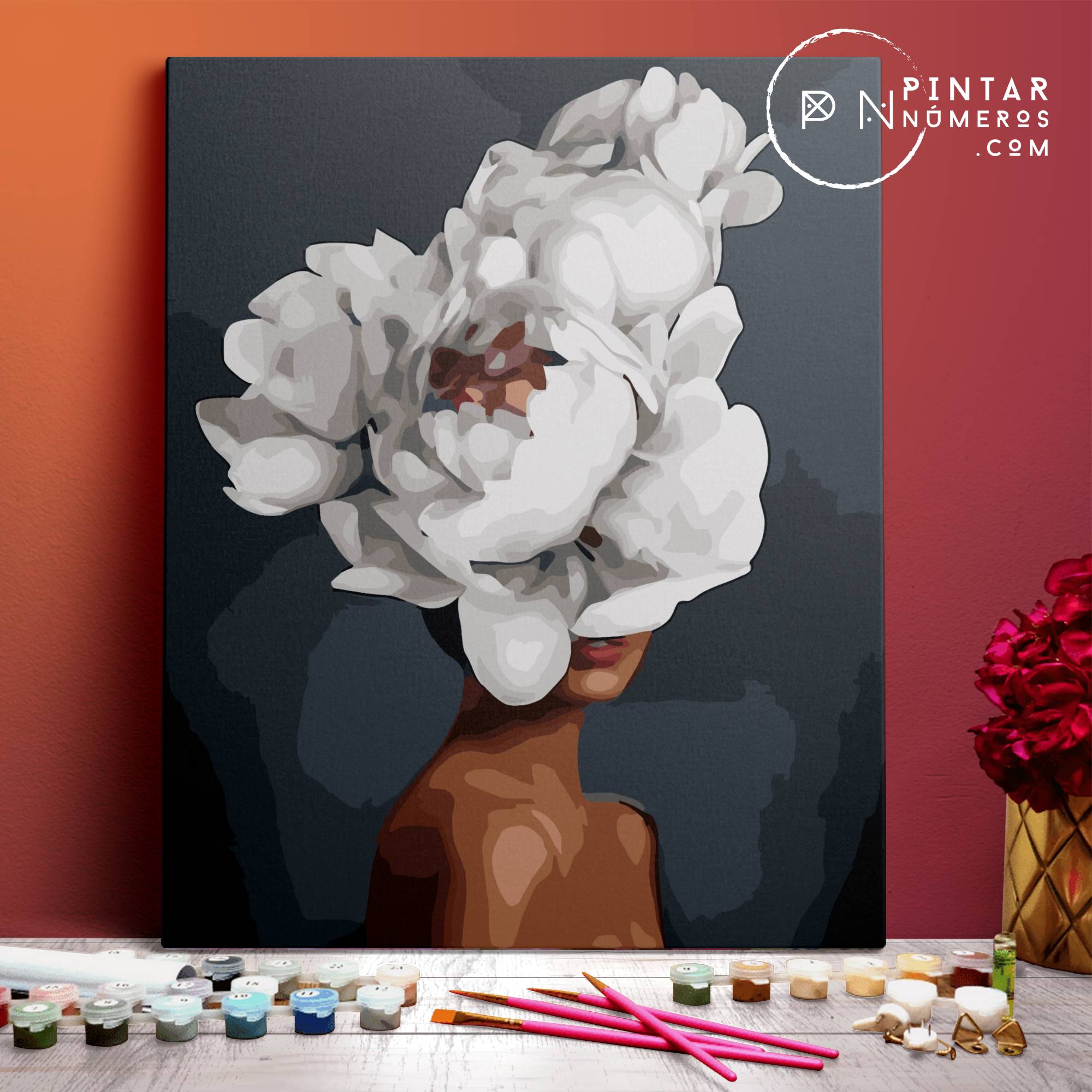 Mujer con flor blanca  -  Pintar Números®